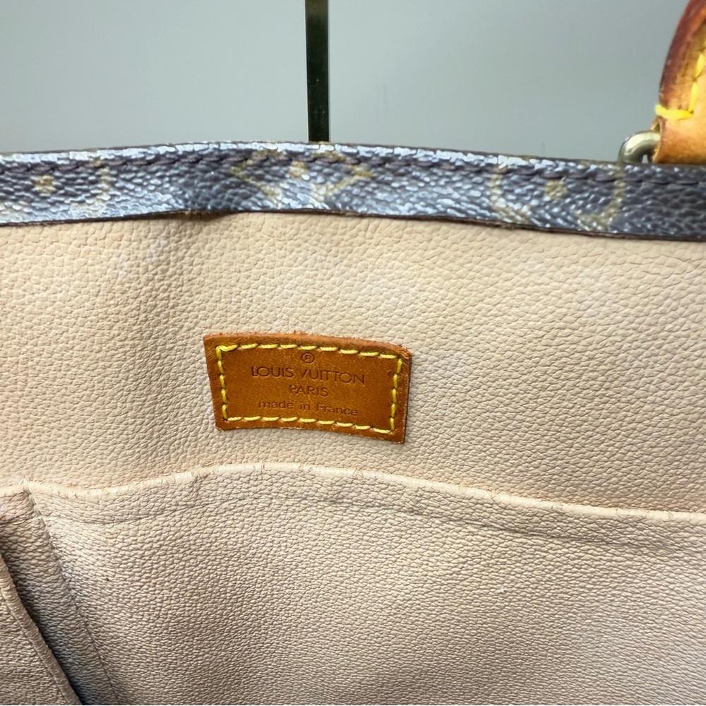 Louis Vuitton ‘Sac Plat’ Monogram Tote - Picture 7 of 9